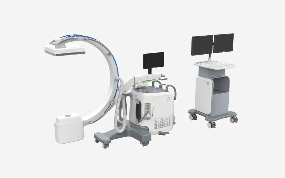 SG HealthCare GARION+ dijital cerrahi C-kollu sistemi ve iş istasyonu — stüdyo render